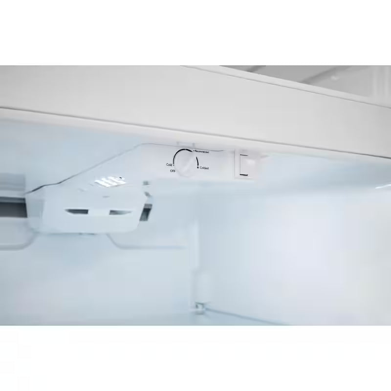 Top Freezer Refrigerator in White Q428