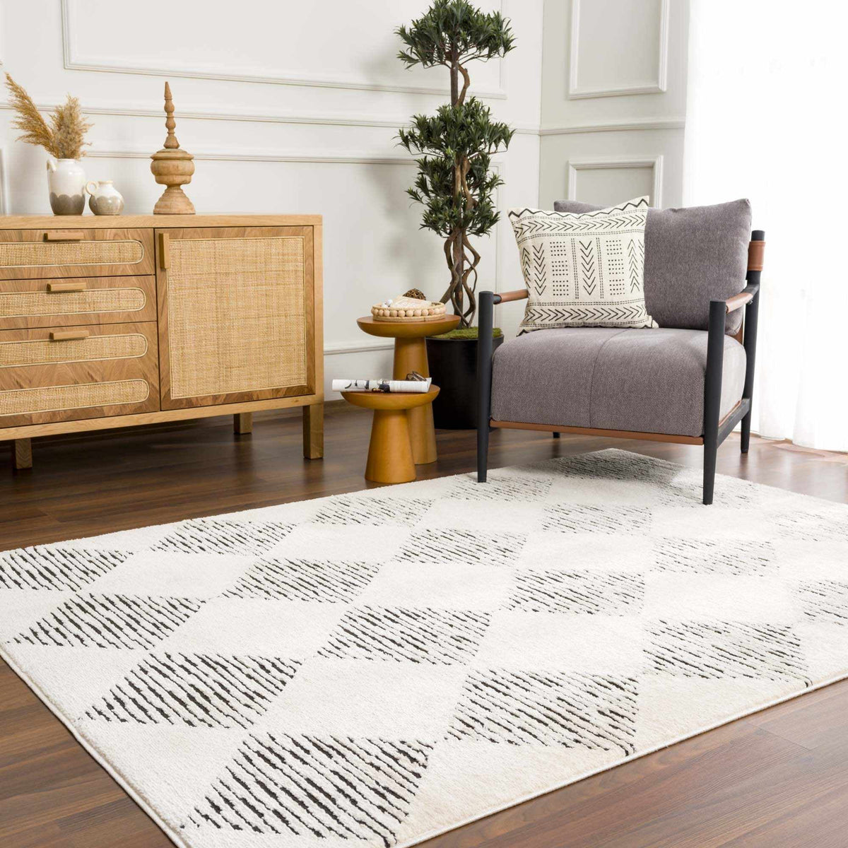 Cream Black White Area Rug H68568