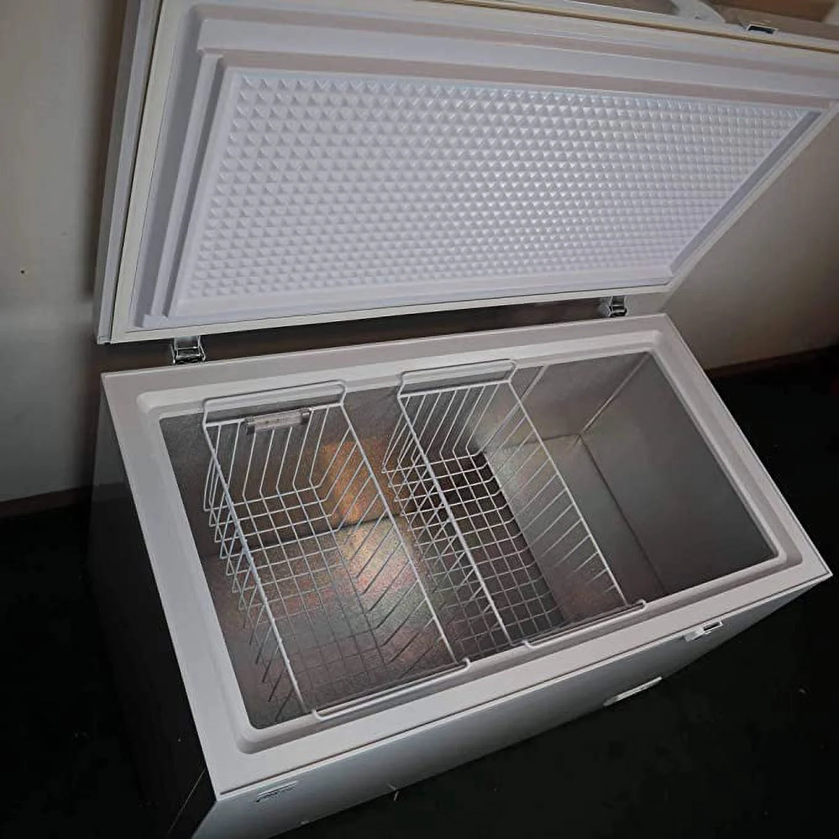 50" Commercial Chest Freezer White L88297