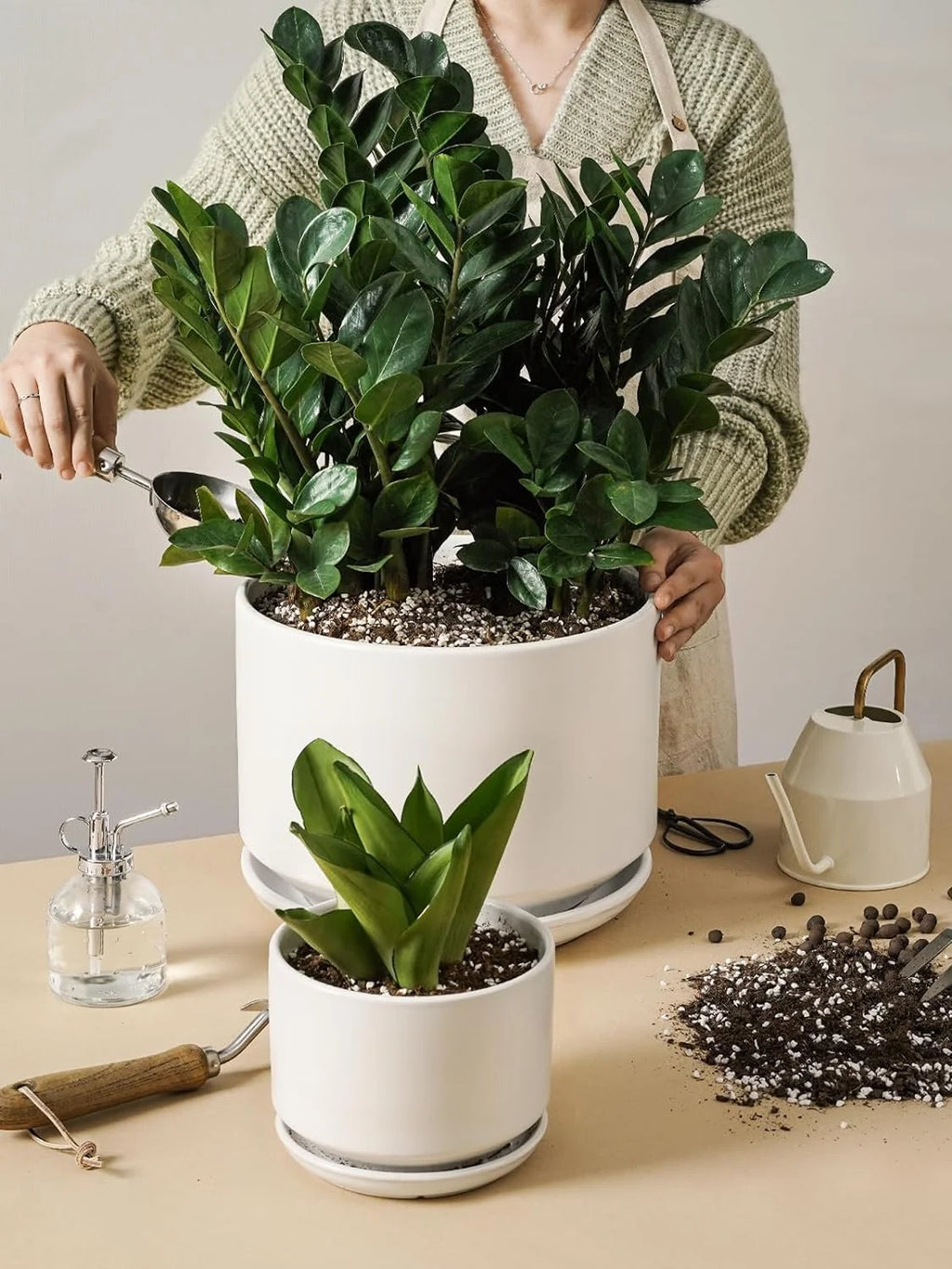 Ceramic Plant Pot with Drainage Holes and Saucer A595002