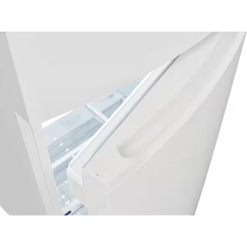 Top Freezer Refrigerator in White Q428